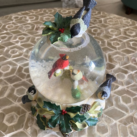 SOLD!  Lenox ‘Winter Greetings’ Music Box Snow Globe - Picture 4 of 8